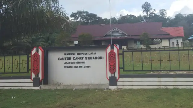 kantor camat sebangki